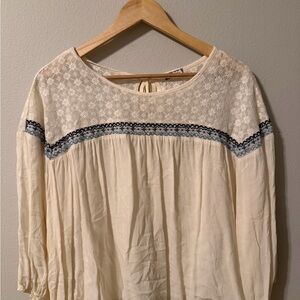 Eyeshadow Cream and Blue Lace Women's Blouse